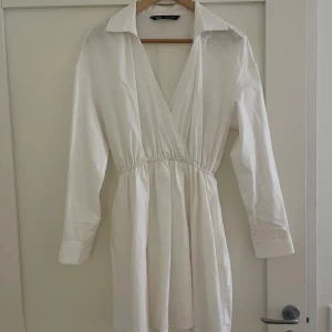 Kort skjortklänning Zara - Söt sommarklänning, aldrig använd! 