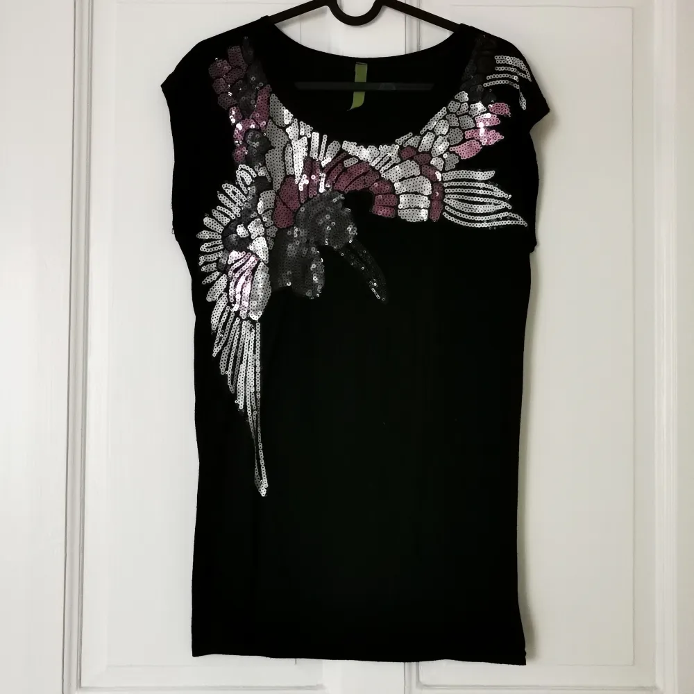 Long t-shirt. Ideal to wear with leggings. Fits super nice. Very good condition . Toppar.