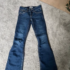 Gina Young jeans ❤️ - Säljer nu mina Gina Young jeans i modellen ”Chunky Low Flare Jeans” eftersom att dem har blivit förkorta på mig. Fint skick och nästan oanvända. Skriv gärna om ni har fler frågor ❤️