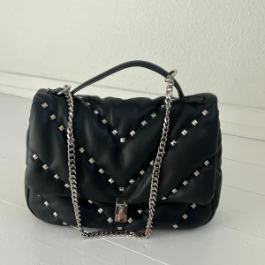 Väska zara - Superfin väska som är använd en del! - kedjan är lite rostig (se sista bilden) men annars tycker jag den är i fint skick!  Köpt för ca 6 år sedan på zara Kan mötas upp i centrala Sthlm/ Bromma, eller frakta men då står köpare för frakt 🥰