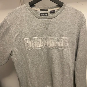 Timberland Sweatshirt - Skön sweatshirt, fint skick. Storlek M. Grå