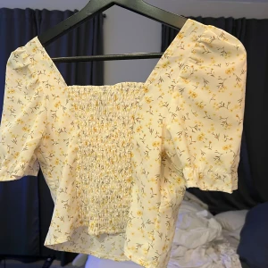 Blommig topp - Bra skick. 