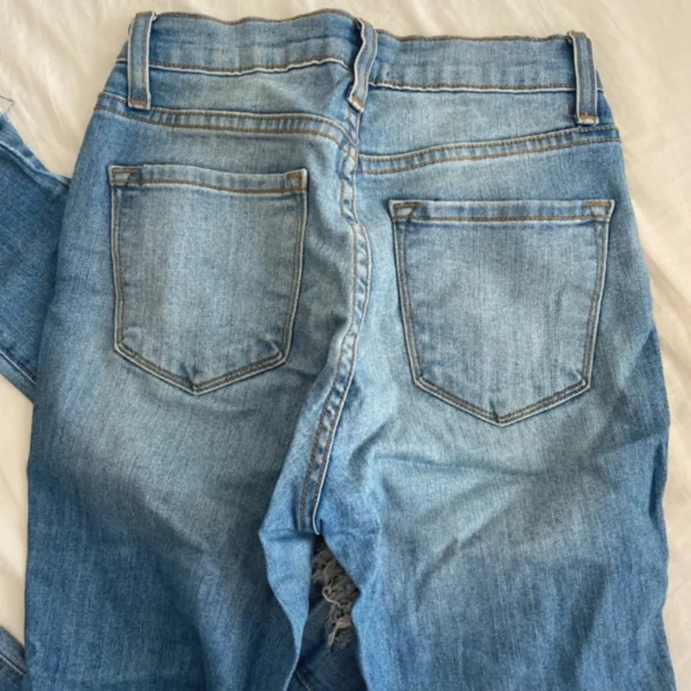 Slitna jeans från fashion Nova i storlek W24 (waist 24) motsvarar en EU 32 (XXS-XS). Väl omhändertagna jeans. Pris kan diskuteras. Säljs så de är för små i storleken.. Jeans & Byxor.