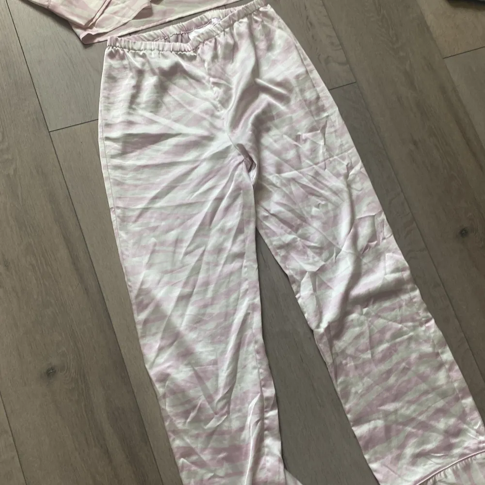 silkes pyjamas i byxor och tröja! rosa zebra mönster. Fint skick och i storlek 158/164 /XXS?. Övrigt.