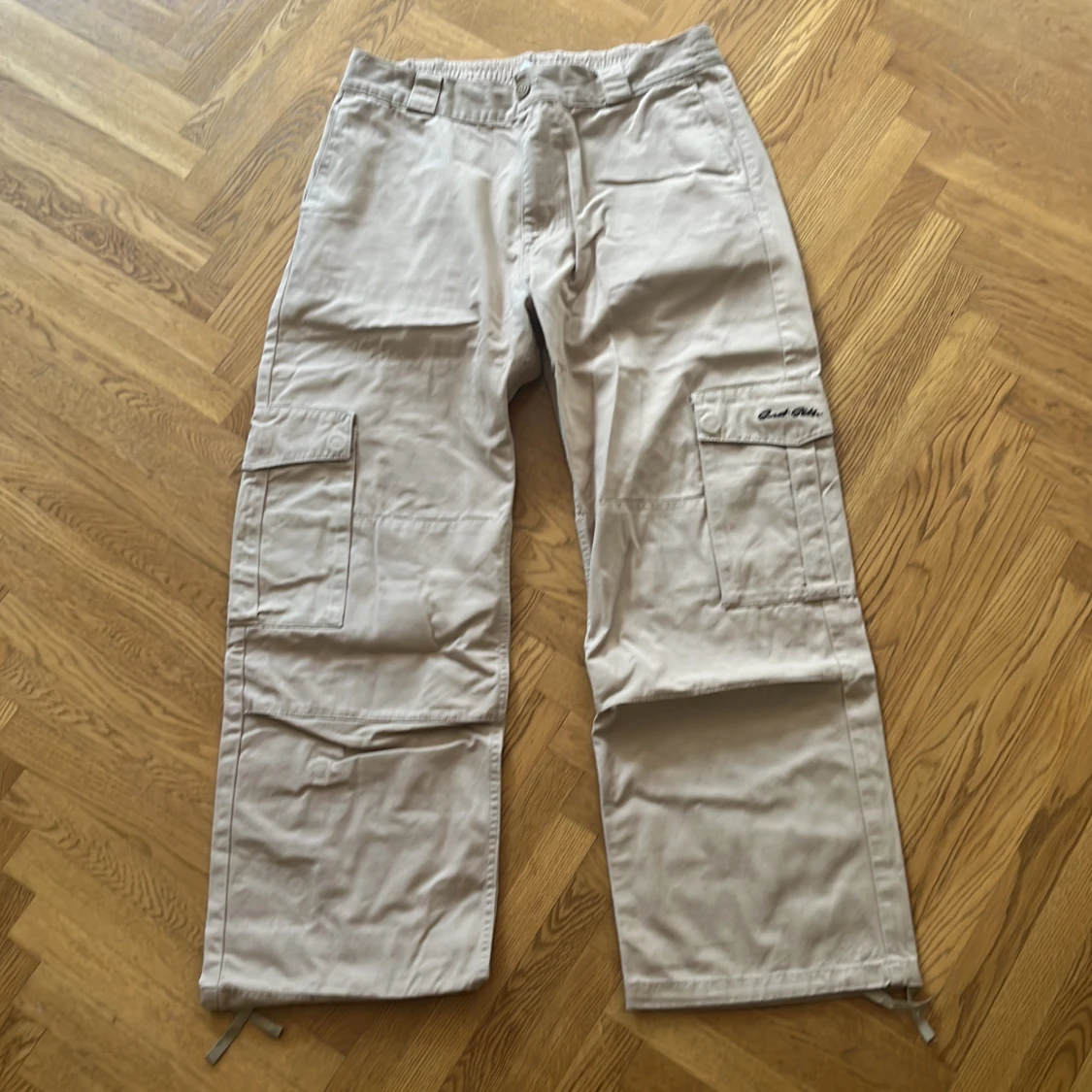 Beige cargobyxor från Sweet Skibs
