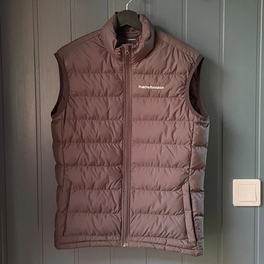 Brun dunväst från Peak Performance