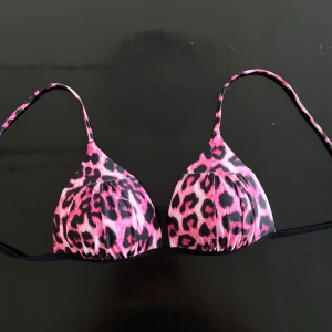 Bikiniöverdel  - Halloj, jag säljer denna super snygga rosa bikiniöverdelen. Endast använd 1 gång! ☀️