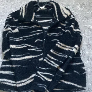 Zebratröja  - Jättefin och trendig zip tröja från H&M. Säljs inte längre. Jätte mysig och varm till hösten & vintern.