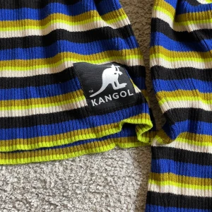 Kangol x HM polo - Ribbstickad polotröja från Kangols kollektion med HM Fint skick Stretchigt tyg så passar fler storlekar
