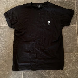 4FÖR1 - 1-t-shirt (New Look) Small  2-t-shirt (Calvin Klein) Small 3-tröja (Siksilk) Small 4-t-shirt (Jack&Jones) Medium