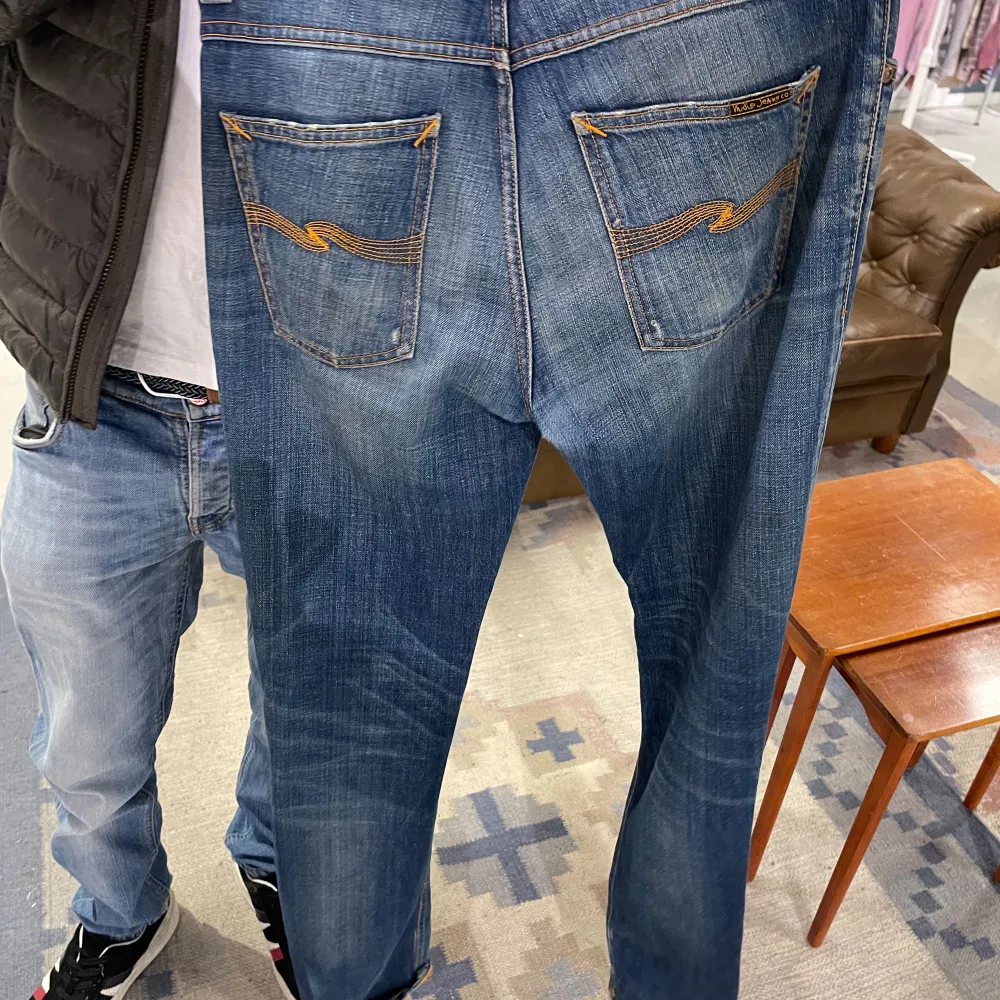 fina jeans har bara använt 2-3 gånger passar bra på mig och den är ej utslitna eller något sådant ingen defekt otroligt fina och sparsamt använda . Jeans & Byxor.