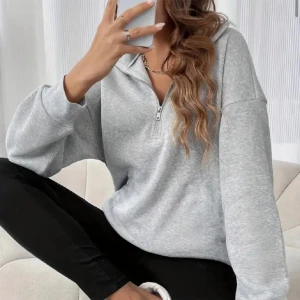 Grå tjocktröja  - Helt ny och oanvänd jättefin tjocktröja med dragkedja🤍