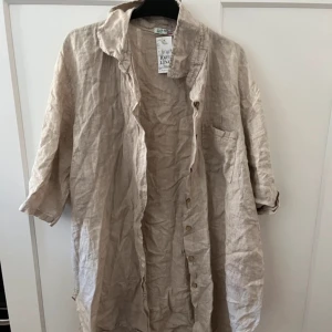 Klänninc - Behöver strykas! Annars super fin & endast testad. Prislapp kvar 