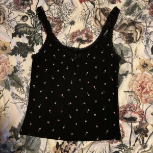 Jätte gulligt linne - Ett gulligt linne från Hm som är använd Max två gånger. Så i nyskick bara att jag  tyvärr klippt bort lappen. kontakta mig för frågor eller för fler bilder💗