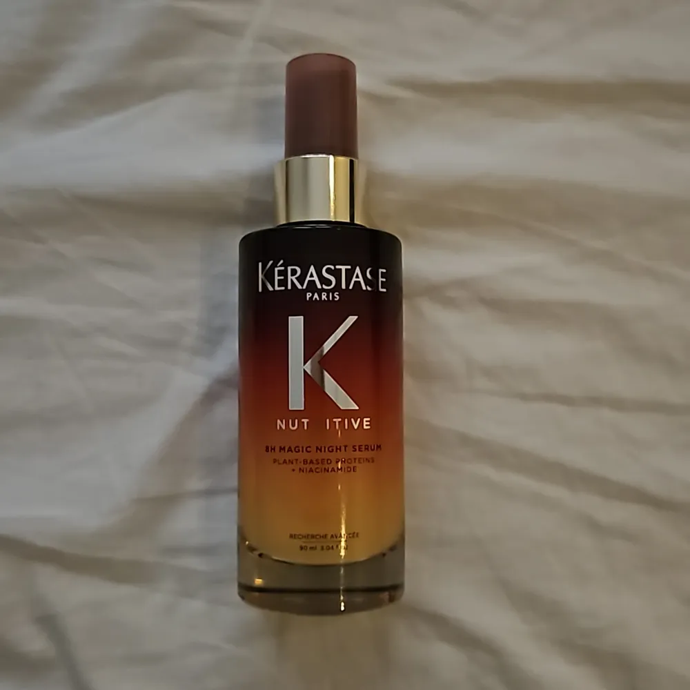 Kerastase 8H magic night serum. Finns ganska mycket kvar men säljer för att produkten inte fungerar för mitt hår porositet. . Skönhet.