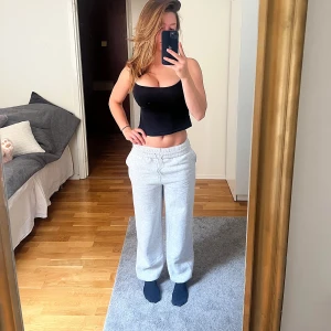 Gråa mjukisbyxor - Ett par gråa mjukisbyxor som är extremt sköna och sitter riktigt bra. Snyggmjukis?  Hör av dig med frågor :) 