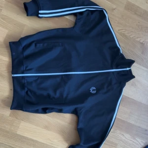 Fred Perry tracktop - Svart Zip från fred Perry. Använd typ 3 gånger