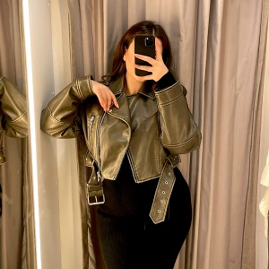 Skinnjacka M - Storlek M från ZARA NYSKICK
