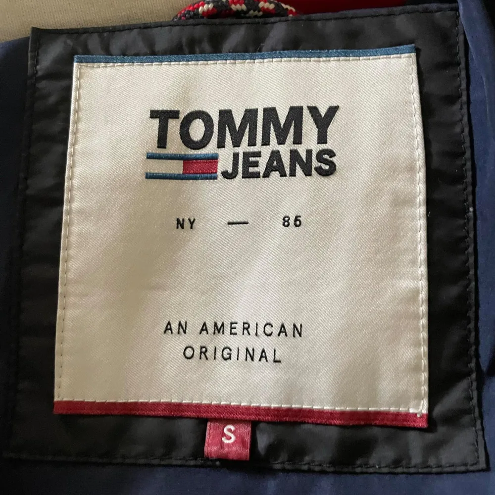 Tja nu säljer jag min Tommy Hilfiger vintern jacka den har blivit ganska använd men är i mycket bra skick . Jackor.