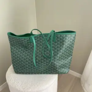 Säljer denna likande goyard väska då den tyvvär inte kommer till användning längre. Köpt i Spanien under förra sommaren. Vid eventuella frågor eller funderingar kom privat 💓