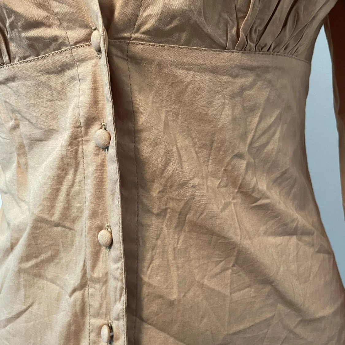 Beige blus med knappar - 91