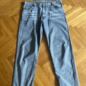 Woodbirg jeans, Leroy ash grey - Gråa jeans med relaxed passform Inga defekter och ser ut som ett nytt par Nypris ca 1000kr