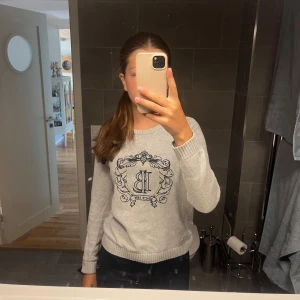 Stickad tröja - Säljer denna tröja från bondelid. Storlek XS, 80kr