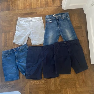 Olika Sommar Shorts - Nypris: Sammanlagt ca 3000 kr Mycket bra skick! Storlek: 164-166, de gråa längst upp till vänster är 36 (S) 49 kr styck. 225 kr vid köp av alla samtidigt Replay, Tommy Hilfiger, Renuar
