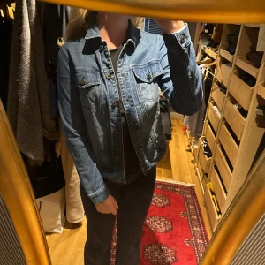 Jeans jacka - En otroligt fin jeans jacka som ändast är andvänd 1 gång då den inte kommer till andvändning💕 Skulle säga att den passar en S då jag har de på jackor. Nypris 699
