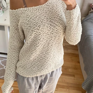 Mysig vit tröja - Supermysig tröja från Lager157, tröjan är som ny💞