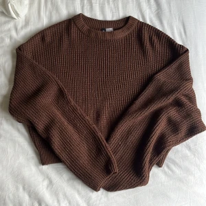 stickad tröja - brun stickad tröja som är lite kortare🌸