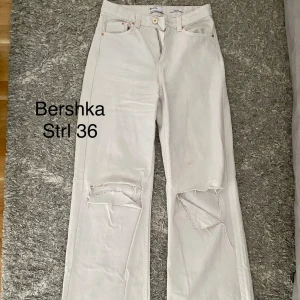 Jeans - Byxorna har någon fläck, kan behöva tvättas! Hålen har blivit slitna.