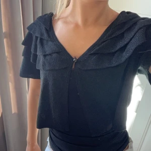 Bolero - Jättesöt bolero som är lite glittrig! Storlek L men passar mig som vanligtvis bär xs💕