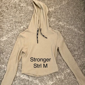 Hoodie - En träningströja som är lite mer åt magtröja-hållet! Den är i storlek Medium men känns mer som Small.