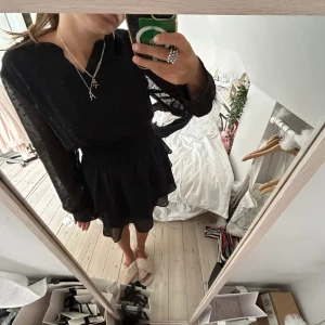 svart klänning - säljer den här super söta klänningen ifrån ginatricot! köpt för kandke 2-3 år sen och bara använd c 2 gånger!