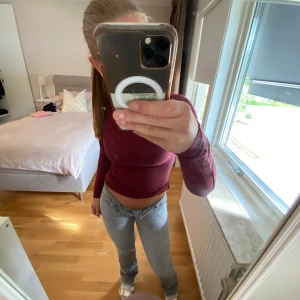 Gråa jeans  - Ett par jeans i grå. Dom är väldigt sköna men har tyvärr blivit försmå. Dom är i modellen Icon🩷