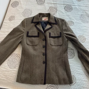 Mondi Blazer  - Några mindre slitningar på tyget, se nedtill.   