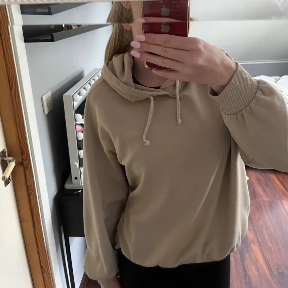 Säljer denna beiga hoodie som inte används, inga defekter. Kan gå ner i pris, endast vid snabba köp💘. Hoodies.