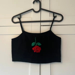 Kort topp - Kort topp med broderad ros på. Endast använd 1 gång