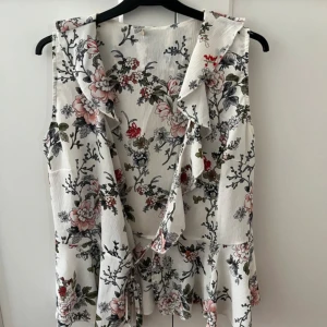 Blus  - Hur gullig blommig blus som helst 🌸🌺 Man knyter den omlott!