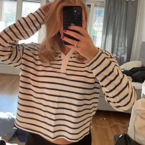 Randig tröja  - Blå vit randig tröja från Bikbok💙🤍