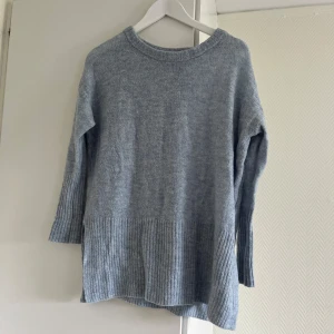 Ichi blå tjocktröja  - Super fint skick inget att anmärka på.  Normal i storlek