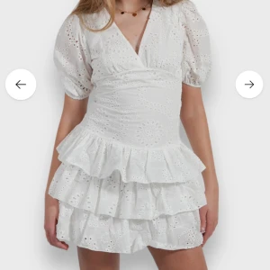 Klänning - Intressekoll på min super fina student klänning från meet me there, endast använd 2 gånger, perfekt till sommaren eller till studenten men även finare middagar . Storlek Xxs/Xs men passar mig som brukar ha S/Xs Osäker om jag vill sälja❤️