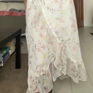 Sommarkjol Strl XS - Söt sommarkjol med volanger o knytband i strl xs, köpt på Vero Moda