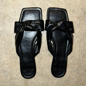 Jeffrey Cambell sandaler - Ett par fina svarta sandaler från ” Jeffrey Cambell ” Sandalerna har varit använda 2-3 ggr, anledning : för små🌷