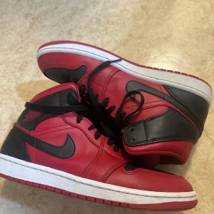 Nike Jordan 1 röd  - Den är ny, begagnad. Behöver sälja den för 330kr köpt 1200kr.