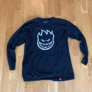 Spitfire långärmad t-shirt - Spitfire långärmad t-shirt, lite sönder på sidan men man ser inte 