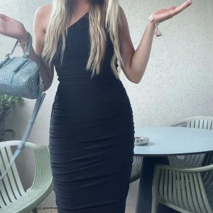 Klänning  - Så snygg klänning, går lite över knänen