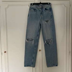 Jeans med hål  - Använda ett fåtal gånger, bra skick! Storlek 36❤️