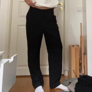 Lågmidjade kostymbyxor - Snygga lågmidjade kostymbyxor med lite Köpenhamn/Matilda djerf vibe. 